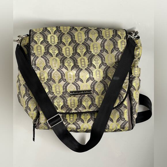 Petunia pickle bottom diaper bag. - Picture 1 of 7